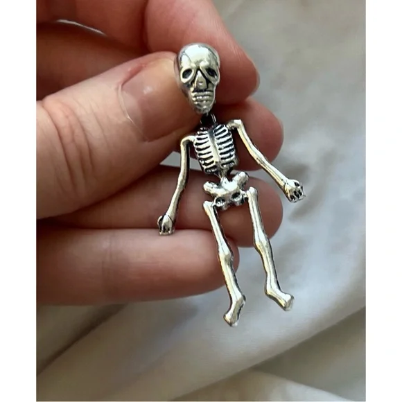 ⛔️ SOLD ⛔️ NWOT Hot Topic Silver Skeleton Dangle Earrings - Picture 3 of 5